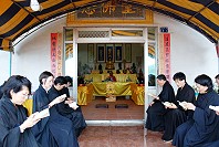 　馬祖淨宗學會日前舉辦中元普渡三時繫念共修法會，邀請兩位仁波切抵馬，來自大同淨宗學會的蓮友們與地區鄉親一同為家人與祖先祈福超薦消災。（圖／文：劉秋月）