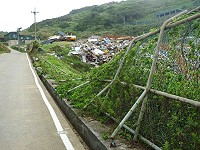 　東引老鼠沙舊垃圾場圍籬倒塌，髒亂景觀一覽無遺。（圖／文：陳其敏）