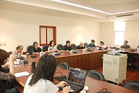縣府舉行「馬祖戰地文化景觀策略論壇」,針對地區的軍事遺產如構造物、景觀和紀念設施應如何維護、管理、保存以及應用進行討論,拆屋還地與保存戰地景觀成焦點議題。(圖/文:邱竟瑋)