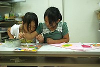 由縣府文化局指導、山隴社區發展協會主辦的祈福風箏彩繪昨天登場,地區親子學員在藝術家陳振輝的指導下,以馬祖花卉圖案彩繪風箏。(圖/文:邱竟瑋)