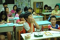 第三屆馬祖「童詩童畫」活動昨天起跑,小朋友們模仿動物,將想像融入新詩創作。(圖/文:邱竟瑋)