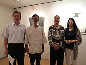 　文化局局長曹以雄昨天出席旅台鄉親陳根在台北市立社教館舉辦的《精微主義•無盡》當代水墨畫展開幕式。（圖：文化局提供）