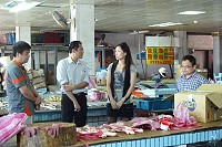 　因應中元節肉品需求量增，縣府建設局、連江地方檢察署與地區消費者保護官，昨天上午前往南竿鄉獅子市場，稽查有無斃死豬販售情形。（圖：縣府建設局提供）