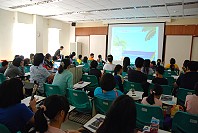 　仁愛國小與鐵板社區共同主辦的烏克麗麗課程，吸引大小朋友超過60位以上參加，老師在實際彈奏教學前，也詳細介紹烏克麗麗的由來與欣賞演奏，讓大家學習更有信心。（圖／文：劉秋月）