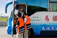 為強化地區遊覽車安全及駕駛員行車管理,台北市區監理所連江監理站、連江縣警察局特別加強遊覽車道路臨檢,聯合稽查包括駕駛執照、派車單、車上滅火器、逃生門等項目,並未發現重大違規事件。(圖/文:曹重偉)