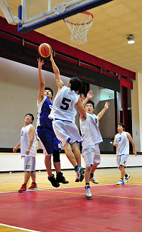 「假日盃」籃球聯賽複賽全部結束,多位小將越打越好;今(27日)晚開始將進行5戰3勝的冠軍戰,由牛角與台啤大對決,歡迎球迷踴躍前往體育館欣賞。(圖/文:曹重偉)