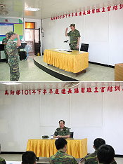 馬防部任指揮官於連長講習班中實施精神講話,期許與會官兵未來能成為優秀的連長。(圖/文:陳柏嘉)