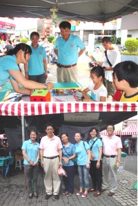 (上圖)2012祖父母節昨天在桃園舉行全國祖孫嘉年華活動,教育局家教中心前往設置闖關攤位,並提供各項馬祖紀念品,副縣長陳敬忠出席啟動儀式,並在攤位與民眾同樂。(下圖)教育部長蔣偉寧及社教司長羅清水特別前往馬祖攤位,慰勉縣府同仁遠道而來的辛勞。(圖:教育局家教中心提供)