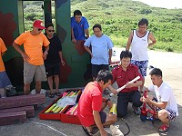 東莒義消大隊隊員學習拋繩槍操作方法,以備執行水上搶救任務時派上用場。(圖/文:林冰芳)