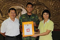 兩棲連連長江志偉在馬祖服役八年六個月,在鐵板廟會有他、淨灘有他、搜救有他,是鐵板大家族的一份子,前天由鄉公所秘書林樹福及村長劉香蓮代為頒贈榮譽縣民證,希望他不要忘記馬祖的這個大家庭。(圖/文:劉秋月)
