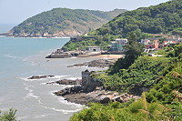 　海面無波無浪，因為颱風造成的湧浪卻讓岸邊白花不斷，危機四伏。（圖／文：陳鵬雄）