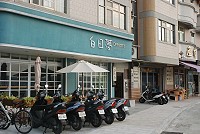 福澳運動場周邊店面前方道路污水下水道完工,地磚和路面已恢復原狀。(圖/文:邱竟瑋)