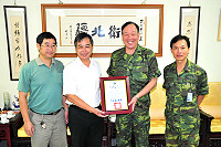 「蘇拉」颱風來襲加「85雨災」,馬祖防衛指揮部在指揮官任季男支持下總動員,讓珠螺、四維、津沙主要受災村莊得以快速恢復,後續復原工作也是相當迅速,鄉長朱秀平特別前往致贈感謝狀。(圖/文:曹重偉)
