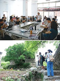文化部文資局組長許有仁帶領全國十三個縣市的文資承辦同仁及執行團隊近五十人,來到被評估表現亮眼的東莒大浦聚落,進行實地個案見習與研習討論,文化局及正在進行移地教學的雲科大師生則分享在東莒的觀察與執行成果。(圖/文:劉秋月)