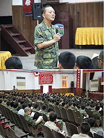 (上圖)馬防部副指揮官王興禮將軍,於日前召開「官兵搭乘合富輪應有認知說明會」針對防區合富輪輸運問題做出回應。(下圖)說明會中王副指揮官開放與會官兵同仁自由發問及提出建議,現場發言踴躍。(圖/文:呂冠緯)