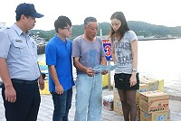 　避免竭澤而漁，縣府今年度首波出擊，進行水產動物採捕體長限制宣導。圖為建設局人員向漁船業者解釋規定。（圖／文：邱竟瑋）