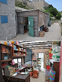　位於芹壁公廁前廣場電影「百日奇蹟」主場景完成，一間木製平房「柑仔店」重現早期純樸意象。（圖／文：陳鵬雄）