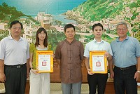 縣府觀光局課長陳壽延與財政局課員蔡珊珊榮調,楊縣長頒發榮譽縣民證。(圖/文:邱竟瑋)