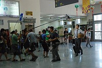 　目前正在馬祖拍攝的電影「百日奇蹟」，昨天將拍攝場景移到南竿機場，劇組一行及男主角路斯明吸引旅客注目。（圖／文：劉秋月）