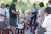 台灣知名二胡演奏家隆中隱昨來馬講授,牛角社區飄揚絲弦樂音。(圖/文:邱竟瑋)
