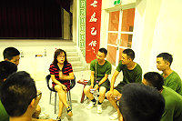 志工媽媽鼓勵新兵以正向積極的態度面對生活中的挑戰。(圖/文:歐振陽)