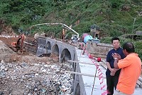 　縣長楊綏生前日視察復興海堤整建工程，了解工程進度及品質。目前該海堤已興建約百分之67%，將加速進行主體工程，以配合後續污水處理廠建設。（圖：連江縣政府提供）