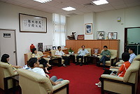 　縣議會昨天召開本次臨時大會的預備會議，縣長楊綏生特別前往協請議會協助，將介壽商場與合宜住宅土地處分案納入議程，通過後送往行政院核准，加速行政作業程序。（圖／文：劉秋月）