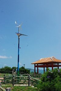 縣府於南竿秋桂亭施作三具風光互補路燈,具有將風力與太陽能發電儲存的功能,自給自足,不需要另外供電。(圖/文:邱竟瑋)
