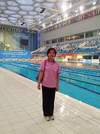 慧行志工救生游泳協會8月中旬受邀於北京水立方游泳池進行「救生示範表演」,帶隊教練是年初剛成為馬祖鐵板媳婦的黃淑芳。(圖:慧行協會提供)