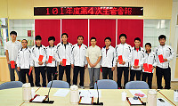 　今年上半年度地區角力運動選手表現傑出，獲得豐碩成績；縣府為勉勵地區績優運動員及教練，今年特別規劃頒發獎狀予以鼓勵，於主管會報前請縣長進行頒獎，讓選手們是備感殊榮。（圖／文：曹重偉）