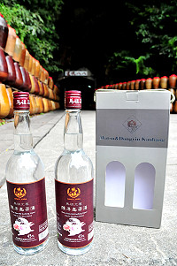 中秋節將屆,馬祖酒廠實業股份有限公司推出秋節大禮!回饋每戶縣民配售酒45度馬祖元尊窖藏陳年高粱酒1箱(12瓶),配售期間從9月17日起至10月16日止。(圖/文:曹重偉)
