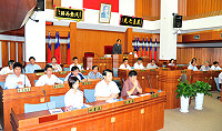 議長陳貴忠三擊議事槌,宣佈連江縣議會第5屆第6次臨時大會順利閉會。(圖/文:曹重偉)