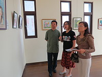　四方報、紅十字會馬祖支會昨日舉辦「艷驚四方－當代異鄉人創作展」，21幅展出作品，呈現21個不同的新住民故事。（圖：四方報提供）
