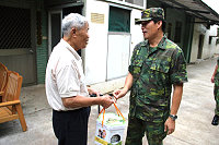 　馬防部政戰主任楊將軍，前往馬祖榮民之家慰問老榮民，並致贈水果禮盒以表秋節慰問之意。（圖／文：呂冠緯）