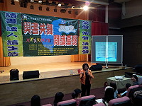 中華民國書香關懷協會理事長黃瑞汝主講「擁抱幸福,談親子共讀」,吸引滿場地區家長、學童參加,一起探索閱讀的驚奇世界。(圖:文化局提供)