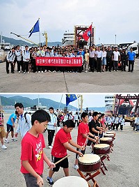 來自「國之北疆」的隊伍-東引鄉公所及東引國中小昨天在鄉長馮印樂及校長吳健忠率領下,搭乘「臺馬輪」來到南竿,縣長楊綏生及夫人鄭嬌英、副縣長陳敬忠等人前往碼頭迎接,選手村組仁愛國小特別出動大鼓陣迎賓,現場喜氣洋洋。(圖/文:曹重偉)