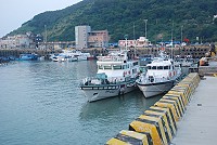 受颱風長浪與17日大潮等影響,福澳港區遭漂流木與海漂垃圾入侵,港務處及環保單位動員清理恢復原貌。(圖/文:邱竟瑋)