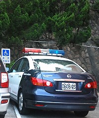 民眾投訴縣警局旁一身障者停車位疑似遭警車占用。(圖/文:邱竟瑋)