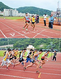 101年縣運會首場徑賽「5千公尺」決賽拂曉出擊!選手們待槍聲一響同步往前衝;軍中組林炳佑、社會組陳順南兩人幾乎同時抵達終點,由林炳佑快了0.17秒,好在兩人是不同組別,同樣成功摘金。(圖/文:曹重偉)
