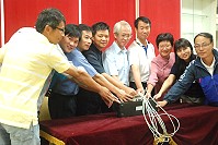 縣長楊綏生與教育局長邱金寶及全縣國中小校長、中華電信代表陳金發等人接通網路線,使著象徵本縣學術網路升級的數據機全面接通,馬祖的學術網路正式升級至光纖雙向100M。(圖/文:邱竟瑋)