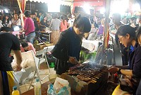 101年縣運會昨天舉行園遊會,超過20家攤位在介壽澳口服務選手、鄉親。(圖/文:邱竟瑋)