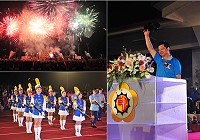 　縣運會盛大開幕，大會會長縣長楊綏生揮帽歡迎各界代表及運動員進場；燦爛的煙火饗宴、精采的表演節目也讓選手鄉親們是目不暇給。（圖／文：曹重偉）
