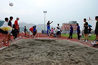 　縣運會田賽持續沸騰，跳遠以國中男子組介壽陳育良的5米52獨領風騷，但本學期剛轉學到塘岐的國小男子組許文川也一跳成名，以4米23一舉奪冠，相當引人矚目。（圖／文：劉秋月）