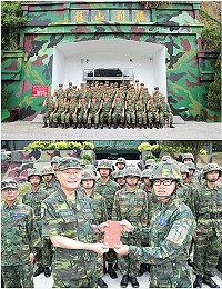 (上圖)陸軍司令李翔宙上將,於勝利山莊前與馬防部各級幹部與連隊主官合影。(下圖)司令於94據點視導後,頒發加菜金以慰勉據點官兵辛勞。(圖/文:呂冠緯)