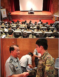 (上圖)總政治作戰局日前假民俗文物館舉辦101年政戰幹部分區座談,由副局長趙永生將軍主持。(下圖)座談最後,趙副局長與每位同仁握手致意,感謝每位政戰幹部辛勞。(圖/文:呂冠緯)
