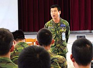 莒指部指揮官黃將軍勉勵弟兄,培養正向轉念的思維與習慣,同袍之間相互鼓勵,營造出彼此關懷之部隊氛圍。(圖/文:黃俊勝)