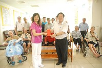 台北市福建省連江縣同鄉會日前前往大同之家關懷地區老人,並致贈慰問金。(圖/文:邱竟瑋)