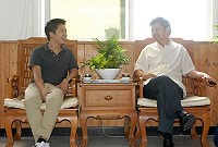 日前受邀來馬擔綱名人講座的林義傑昨天再度訪馬,與縣長就整合行銷馬祖交換意見。(圖/文:邱竟瑋)