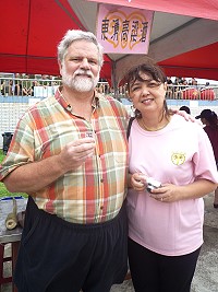 　來自美國的Evan、Judy夫妻，樂於與人溝通，為人親切友善。（圖／文：陳其敏）