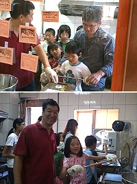 小手烘蛋捲,馬祖教會結合地區紅糟蛋捲工坊進行家庭教育,在師傅的熱心引領下,讓3歲幼童也有機會親手做出自己的蛋捲。(圖:基督教馬祖衛理堂提供)